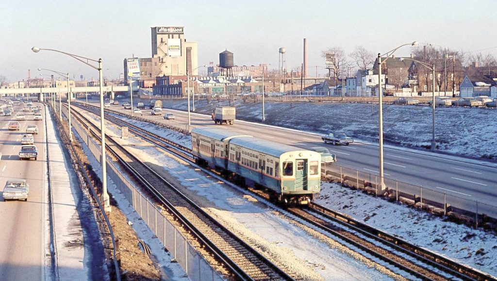 photo-chicago-cta-rapid-transit-garfield-park-train-on-highway-median-aerial-1964